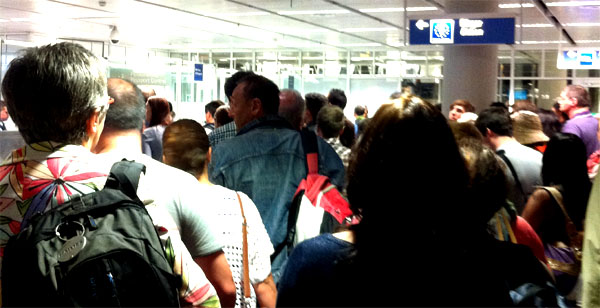 schlange-am-flughafen-reisen-nervt